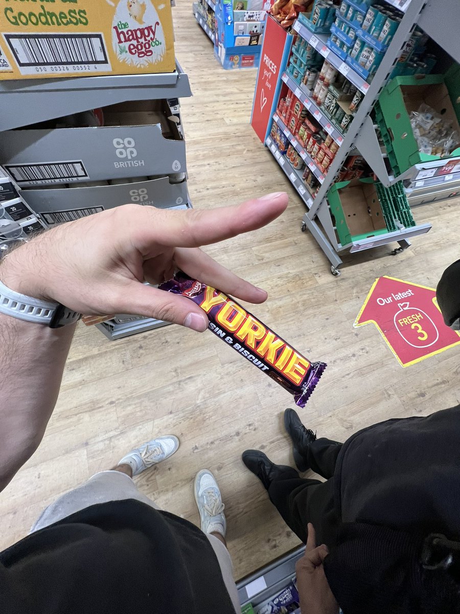 JaySwingler's tweet photo. this is the lowest tier chocolate bar to ever land on the shop shelf

fucking raisin &amp; biscuit are you insane https://t.co/ksEXBsSgro
