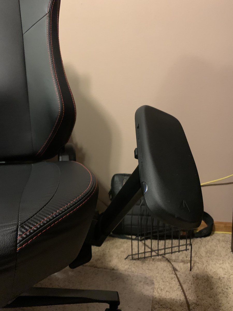 bluevulpine's tweet photo. My #secretlab Titan XL's arm welds broke. Year and a half old. It looks so sad. https://t.co/b1hS7OJ6e4
