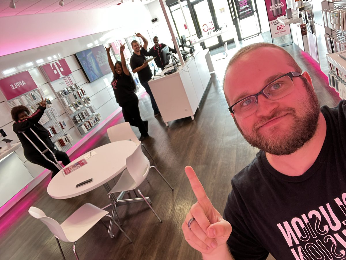 MatsonBlake's tweet image. We have some amazing new trainees here at T-Mobile Mobile. This crew loves to learn and are customer obsessed. #SkillPractice #SalesWorkshop #CustomerObssessed #Uncarrier @Linze_Carter @GPMobileTPR