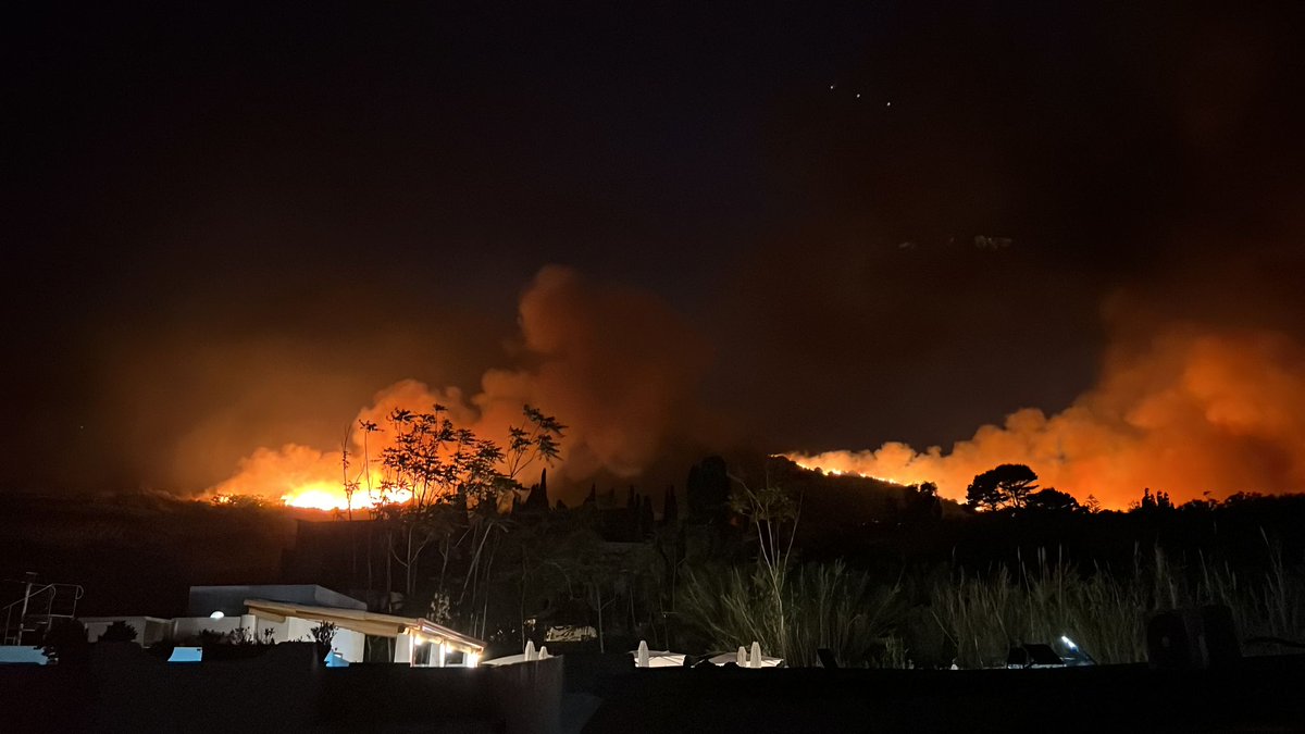 gabrieledepalma's tweet photo. il fuoco continua. gli abitanti sono spaventati. si preannuncia una notte terribile. 
#stromboli https://t.co/NrTzpJE38n