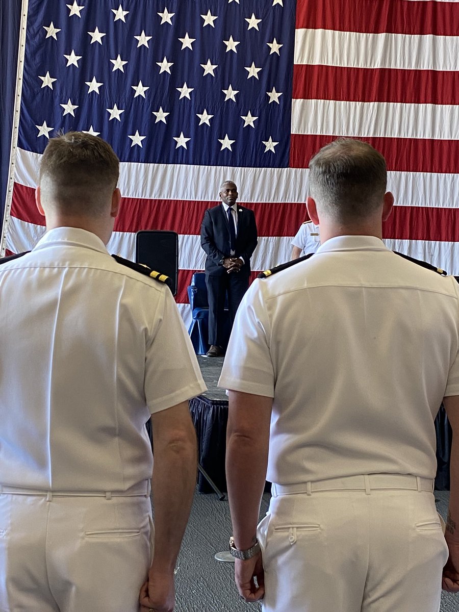 nycveterans's tweet photo. 2/2
To the men & women who have come to #NYC this week:
We are here to learn from you. We are here to celebrate you. Enjoy the greatest City in the world.
#FleetWeekNYC #FleetWeekNY #FleetWeek https://t.co/QLjQ6o2qXZ