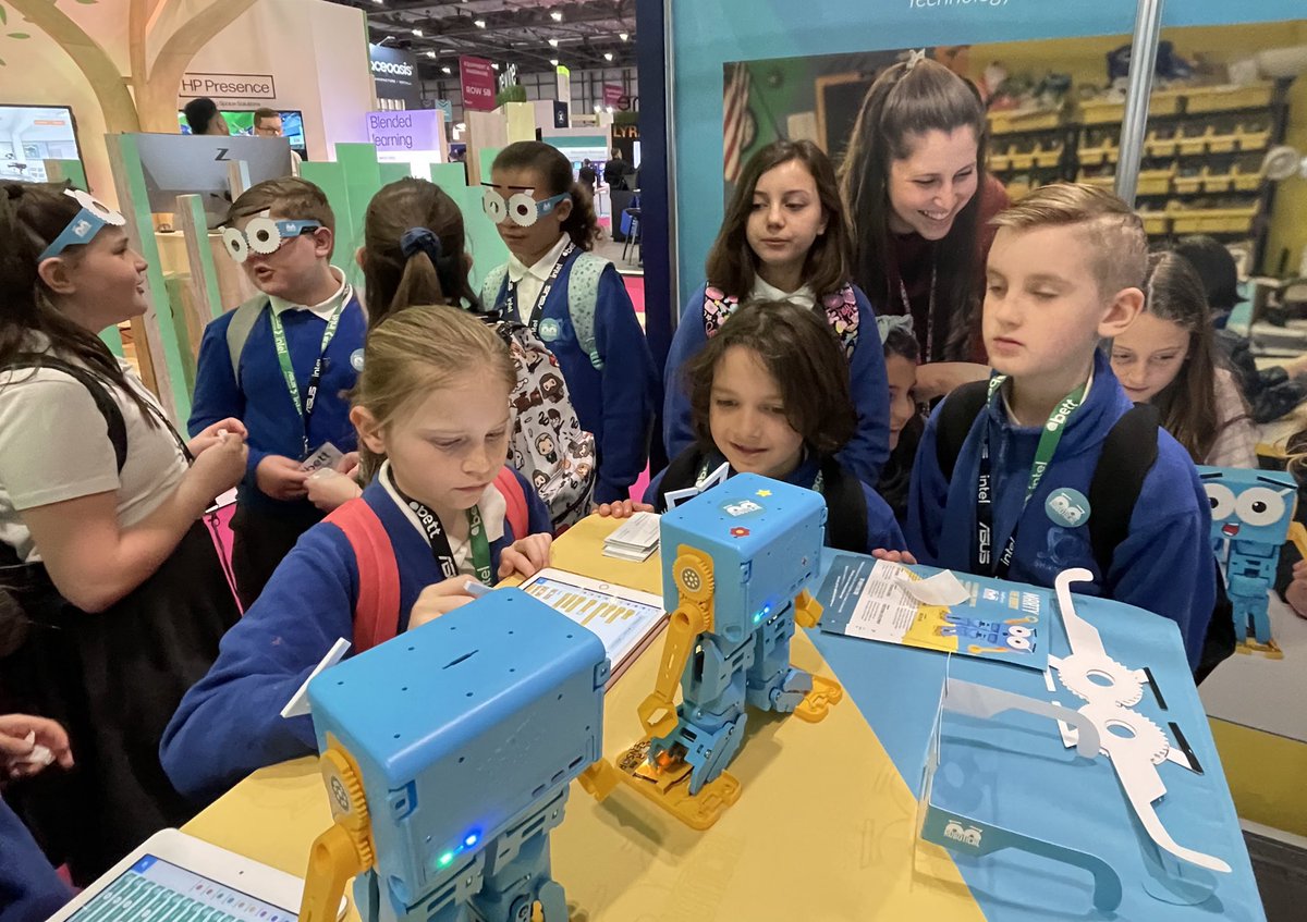 Digital Leaders from @ShawleyPrimary loved meeting #MartyTheRobot at #Bett2022.

It’s great to see Marty popped up in Sea Turtles class today! We hope you all enjoy exploring coding with Marty & @LEOcomputing and can’t wait to hear your feedback.

#KidsJudgeBett @RoboticalLtd 🤖