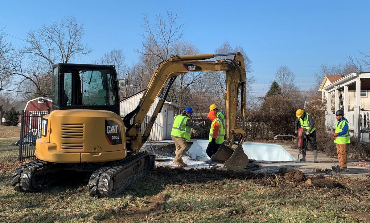 BobSegallWTHR's tweet image. A backyard disaster turned into an unexpected miracle for this Indy grandmother. See the $100,000+ gift she received from a group of strangers... #wthr 
wthr.com/article/news/l…