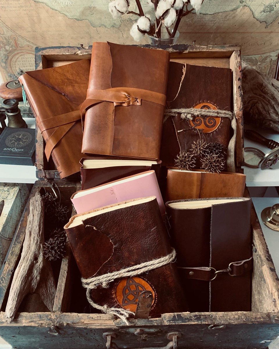 lalusquis's tweet photo. A donde se irán todas estas agendas. Qué destino tomarán. Cuantas aventuras contendrán, cuántas historias, cuántas risas, cuántas lágrimas. Cuántas personas anónimas poniendo su confianza en mí… Y yo feliz.
#feitoconagarimo ❤️ https://t.co/iUQnUSdlVS