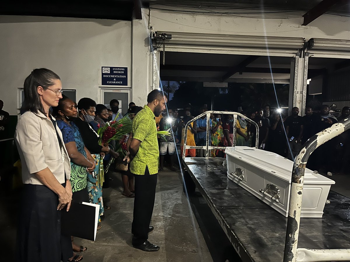 dzenivah's tweet photo. Condolences #families of late KALOSAI KALRUA. #NiVanuatu
Commissioner #Labour Murielle Meltenoven, Aotearoa NZ High Commissioner HE Nicci Simmonds joined #families at #airport #wait #casket #arrival #earlyweek #Aotearoa
Late Kalosai #RSEworker died of a heart attack. https://t.co/McPJ4tpJq6