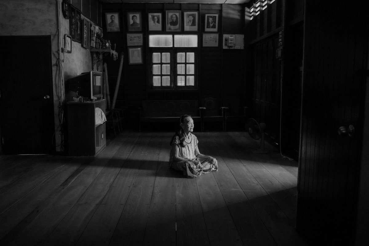 “Dear Grandma” from <a href="/earthkrt_nft/">earth.krt 🔴🕊</a> so much peace and melancholic memories of a long family history coming up in this picture. I love the original description, you should read it foundation.app/@earthkrt/livi… (5/14)