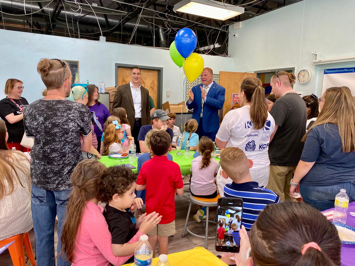 KnoxSchools's tweet photo. Congratulations to the student winners of the One Book Read City Scavenger Hunt, it was great to celebrate with you today! @GlennJacobsTN https://t.co/fX601v8pVv