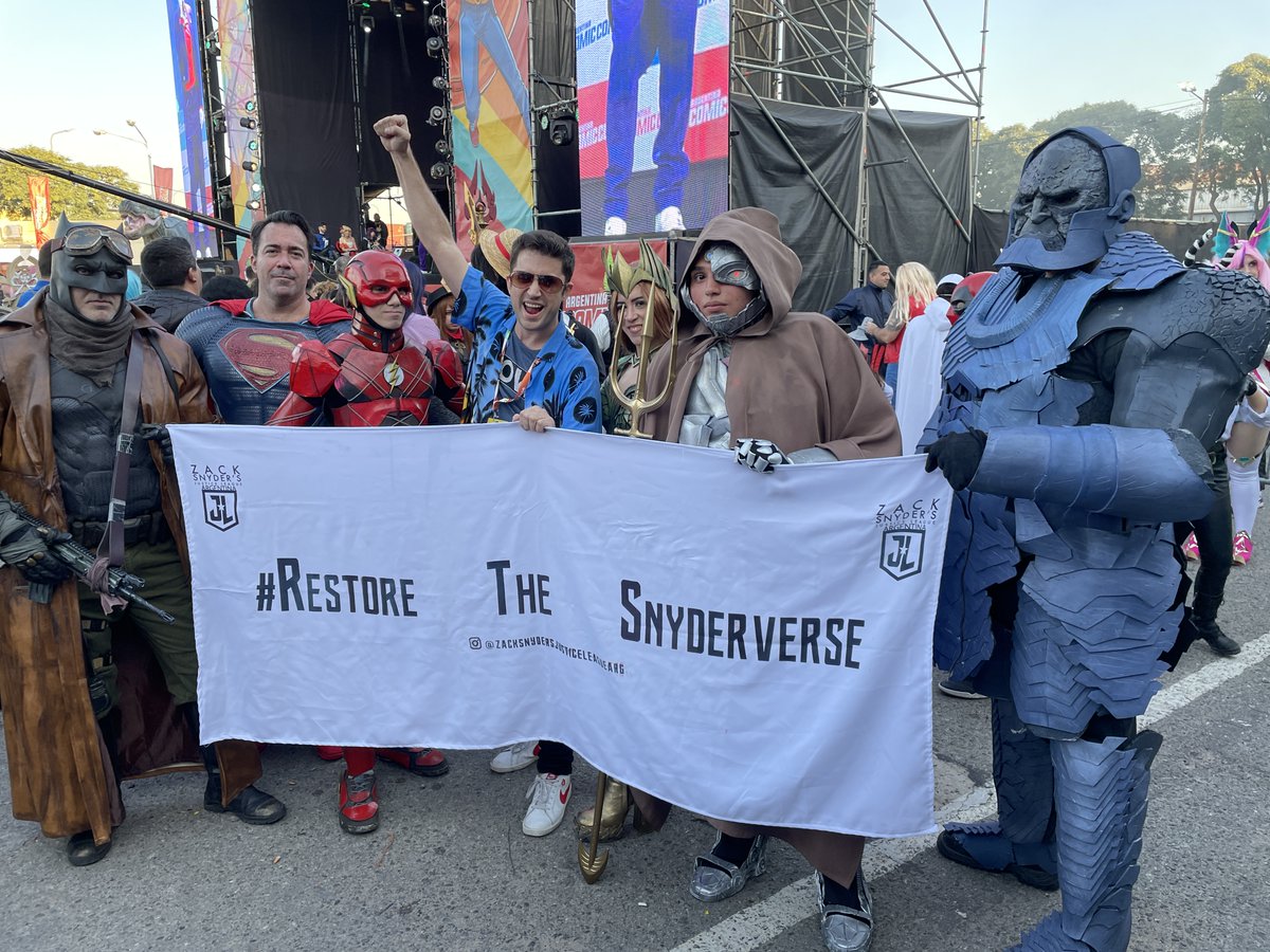 PabloArcadia's tweet photo. #RestoreTheSnyderverse was present in the last Argentinian Comic-Con. Here's me with the Nightmare Justice League and a bad guy 🤣 Look how Mera is about to strike me from behind! #ReleaseTheSnyderCut #MakeTheBatfleckMovie @batmike_666 https://t.co/0lkmQeoFJR