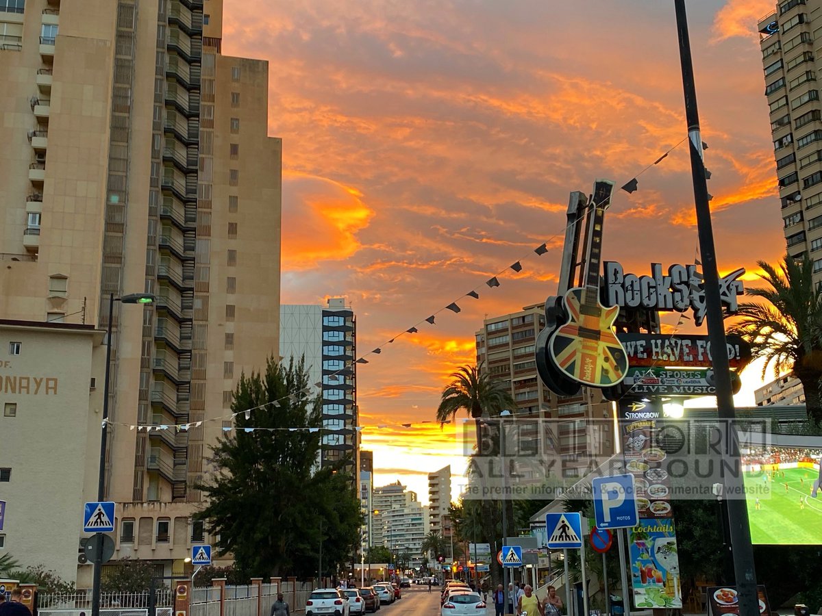 IrenaInBenidorm's tweet photo. Lovely orange sky over Benidorm #sunset #orangesky #benidorm #wednesdaysunset https://t.co/cZGUIxr06g