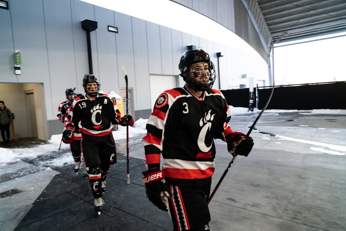 UCIceHockey's tweet photo. Next up is #3 Stephen Straffon

Hometown- Shaker Heights, OH
Previous team- Shaker Heights HS (USHS-OH)
Favorite Player- Connor McDavid 
Favorite Memory- Going to nationals
Major- Interdisciplinary Studies
Favorite sport other than hockey- Basketball https://t.co/47t56zjM3Q