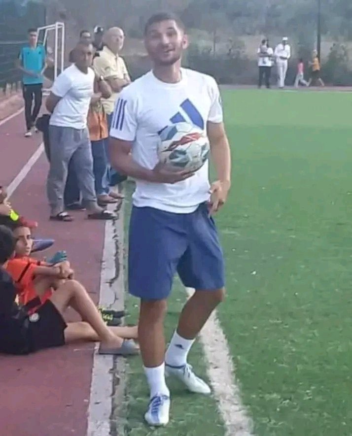 la_vagueverte's tweet photo. L’international français Houssem Aouar disputait un match de quartier aujourd’hui dans la ville de Ain Temouchent ! https://t.co/UyGCJ1W8gG