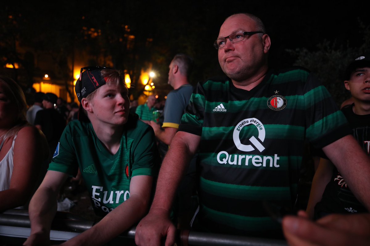 René (49) staat met zijn zoon helemaal vooraan. Plekje veroverde hij anderhalf uur voor begin wedstrijd. ,,Hoe het gaat? Kut natuurlijk. De bal moet veel meer naar de zijkant.”