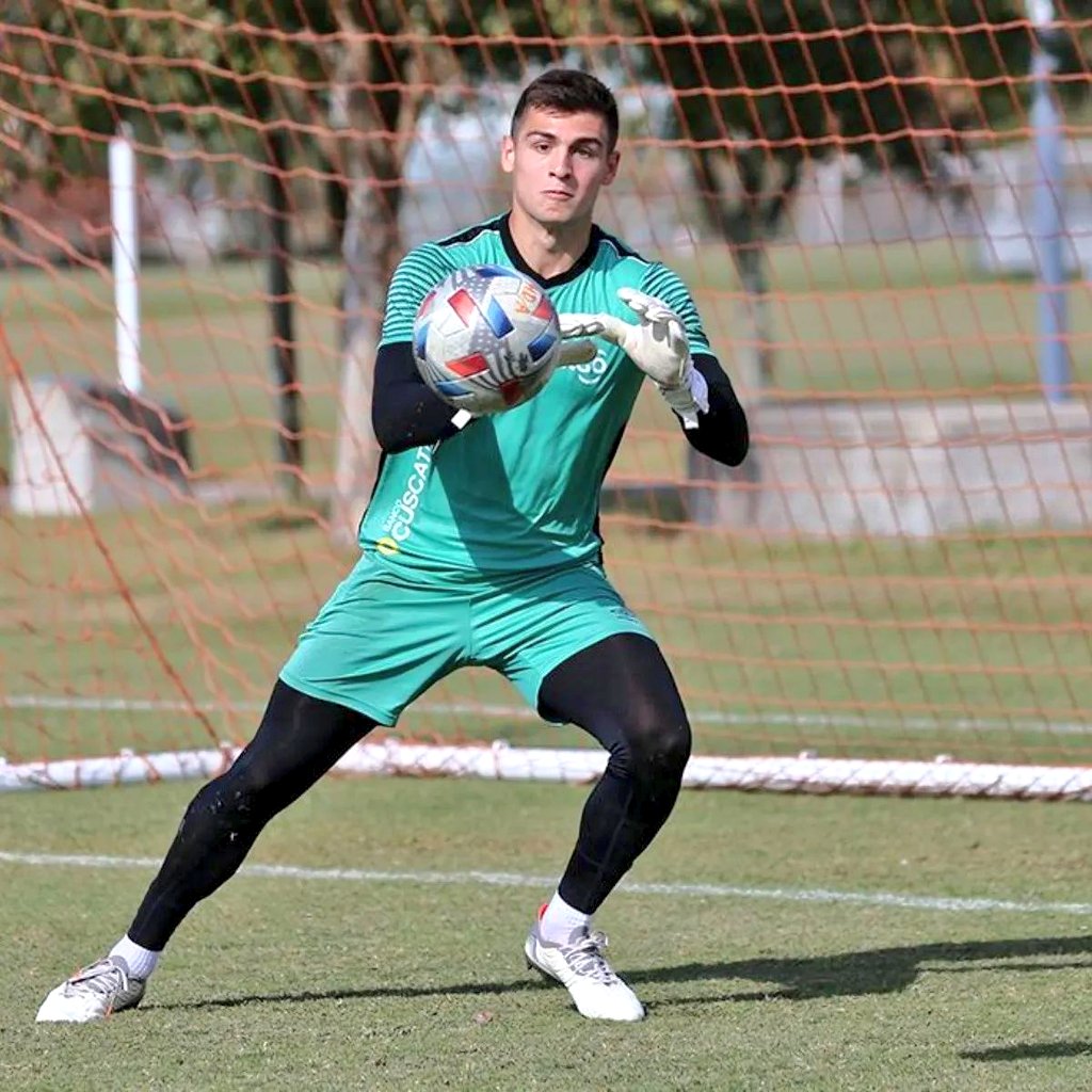 pasefiltrado's tweet photo. OFICIAL 🚨
¡TOMÁS ROMERO ESTARÁ CONVOCADO CON EL SALVADOR PARA LIGA DE NACIONES 🇸🇻!
En el programa #SelectaTV, el director deportivo de Selecciones Nacionales, Diego Henríquez (@diegohv87), CONFIRMÓ que el portero nacido en New Jersey representará definitivamente a El Salvador. https://t.co/VXAYLtOB0B