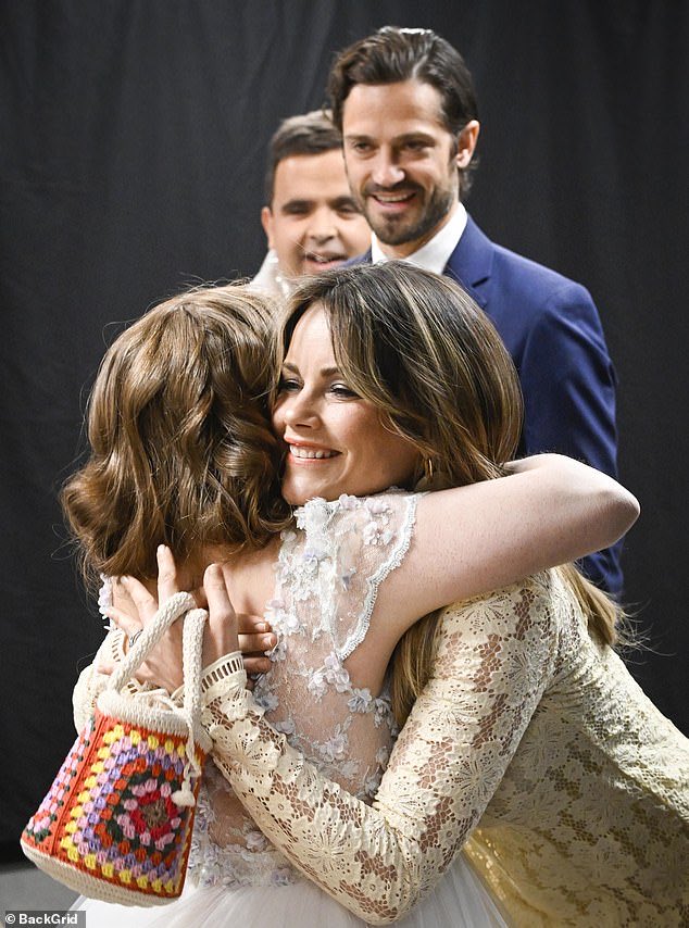 TheNorskaPaul's tweet photo. #PrincessSofia with husband #PrinceCarlPhilip of #Sweden attended a charity performance organised in collaboration with the #TimBerglingFoundation at the #AviciiArena #Stockholme Tuesday 🇸🇪
Bergling being the name of late #DJAvicii who went to heaven in 2018 😞 https://t.co/QKbGo7MDPO