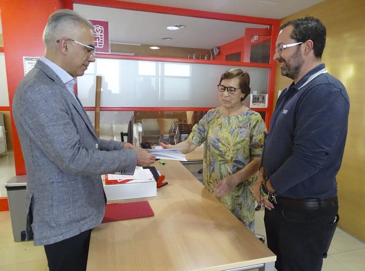 andreu_martin's tweet photo. Avui he entregat els 83 avals de la militància a l'autoritat electoral del @PSC_CampdeTgn.

Moltes gràcies als companys i companyes del @pscreus  pel seu suport i confiança per ser el candidat a l'alcaldia de #Reus. Fem que retorni la il·lusió a Reus. 

Som-hi! 🌹❤️ https://t.co/IiYcswJQoL