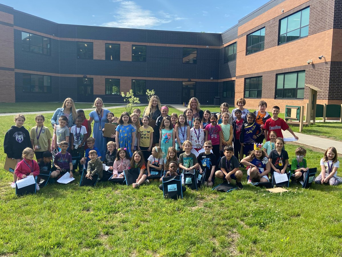 Rtarteach3's tweet photo. We had so much fun being #ReadersandLeaders with our first grade friends! We shared poems and stories with one another. Thanks @mrsstrickerNR and @MrsWojcik6 for collaborating today! #NoRoBears 📚 https://t.co/xlHlApgy4P