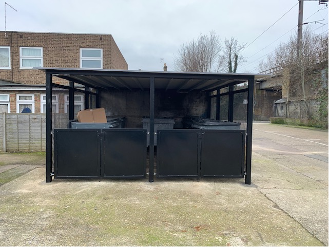 We are working with @metroSTOR to instal self-contained refuse & recycling units on our estates. We have so far installed at Mildura Court in Hornsey & Altair close. This will reduce dumping and fly-tipping. More info: homesforharingey.org/news/helping-k…
