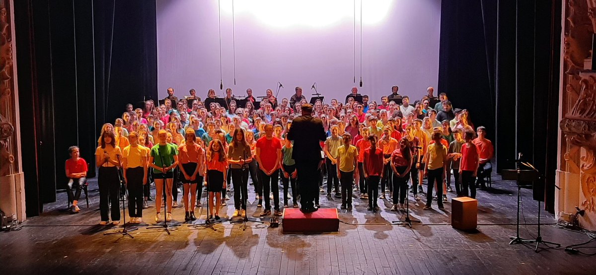 CollegeWatten's tweet photo. 'Fondamental" ce soir au grand théâtre de @CalaisOfficiel .Bravo à nos choristes et à leurs enseignants... @AcLille @dsden59Polepeda @departement59 @MarieCieters @Patrick_Valois @VilleWatten https://t.co/MQr0V06vVk