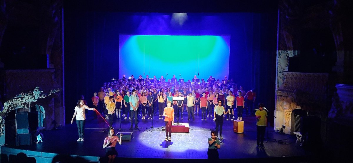 CollegeWatten's tweet photo. 'Fondamental" ce soir au grand théâtre de @CalaisOfficiel .Bravo à nos choristes et à leurs enseignants... @AcLille @dsden59Polepeda @departement59 @MarieCieters @Patrick_Valois @VilleWatten https://t.co/MQr0V06vVk