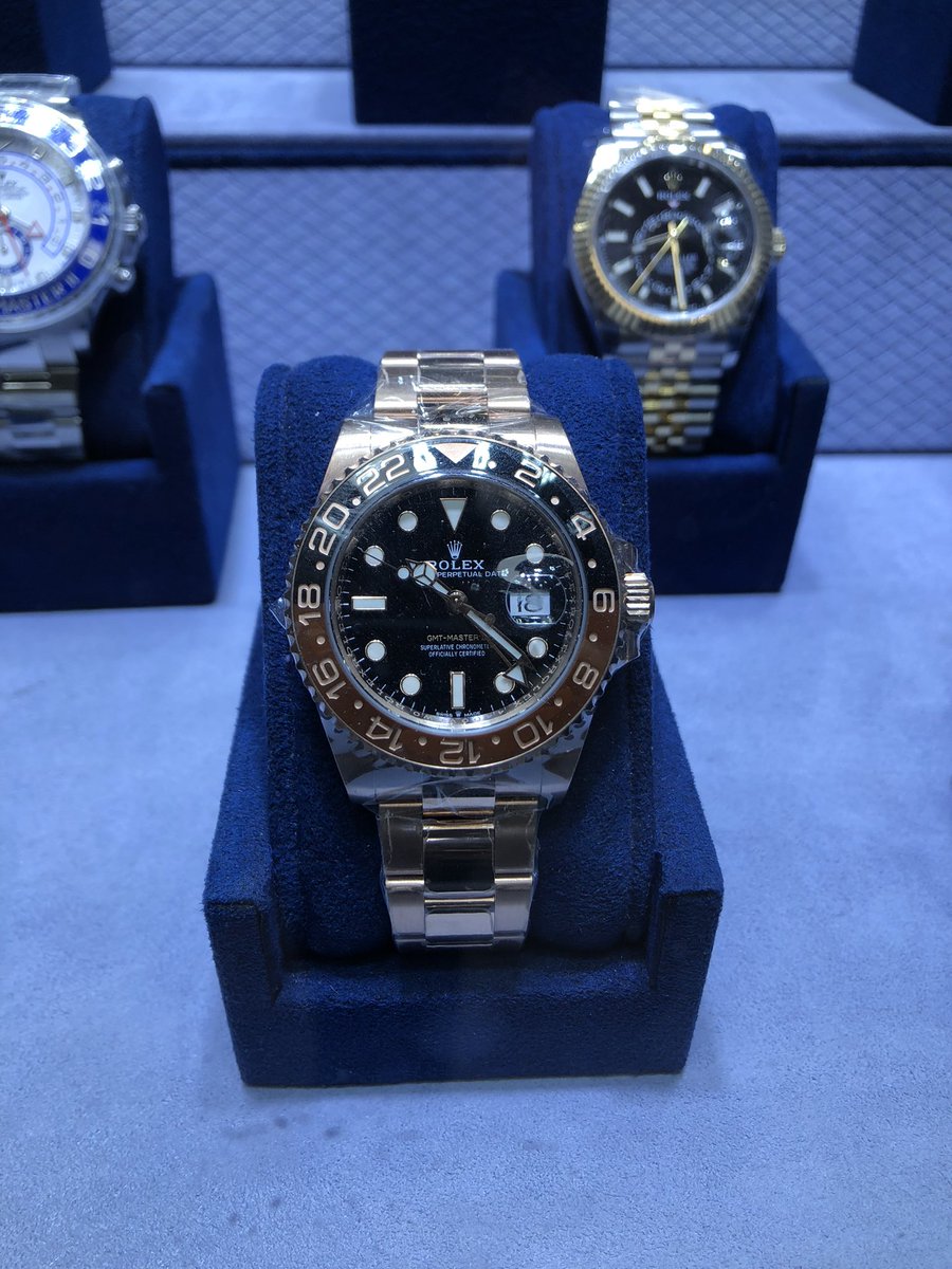 thelanjampod's tweet photo. Not all soda is bad for you: the Rolex GMT Master II “Root Beer” spotted in the Diamond District 

#rolex #gmtmaster2 #rootbeergmt #watches #nyc https://t.co/LiHk2YqWOX