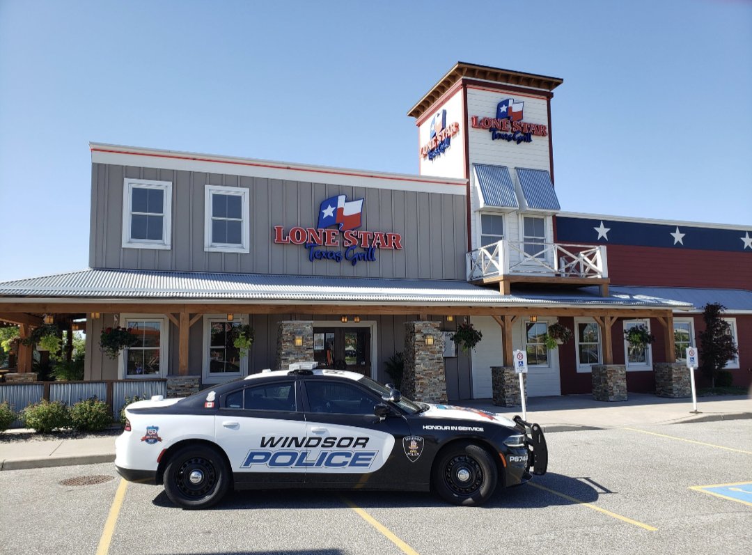 gill_wps's tweet photo. Hey #YQG Community. Don't worry about cooking tomorrow. Come visit @lonestar_tg 4140 Walker Rd (5-9pm) & let @WindsorPolice officers serve you. Enjoy great food & great service, all in support of @SOOntario
@LETRforSO
#CopsGivingBack
#CopsandCowboys https://t.co/zFvrntXPe5