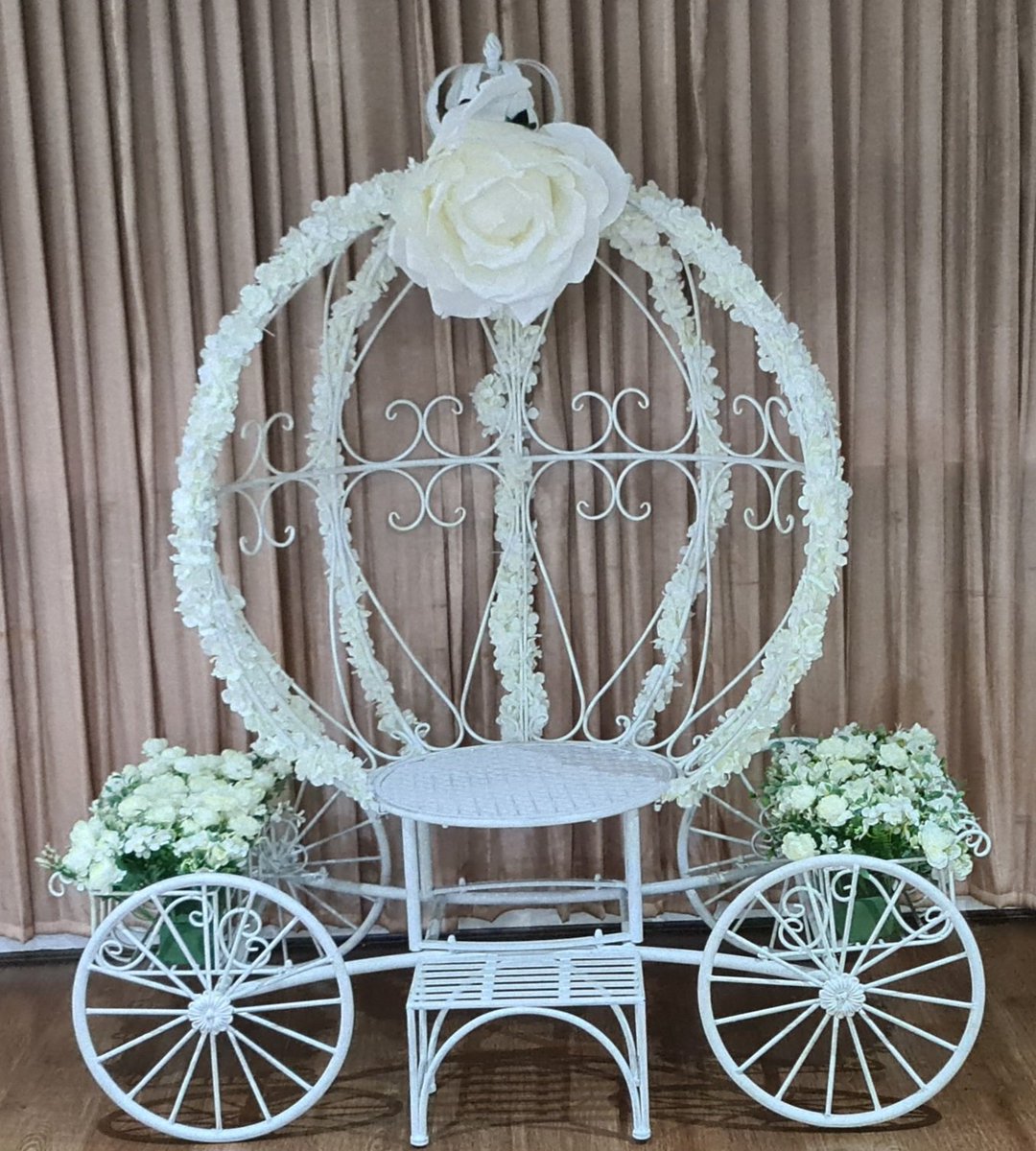 IceandLights's tweet photo. New cinderella cake stand https://t.co/MrW8E2KQRN https://t.co/TmdAwpPrun