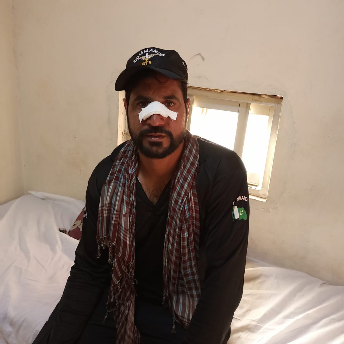 ICT_Police's tweet photo. مظاہرین کے پتھراؤ سے اسلام آباد پولیس کے 08، پاک رینجرز کے 07 جوان زخمی ہوئے۔آئی جی اسلام آباد نے زخمی ہونے والے جوانوں کے بہترین علاج معالجہ کی ہدایت کی۔افسران و جوانوں نے ریاست کی رٹ کو برقرار رکھنے میں اپنا بھرپور کردار ادا کیا۔ آئی جی اسلام آباد
2/2 https://t.co/hK72DNbkvw