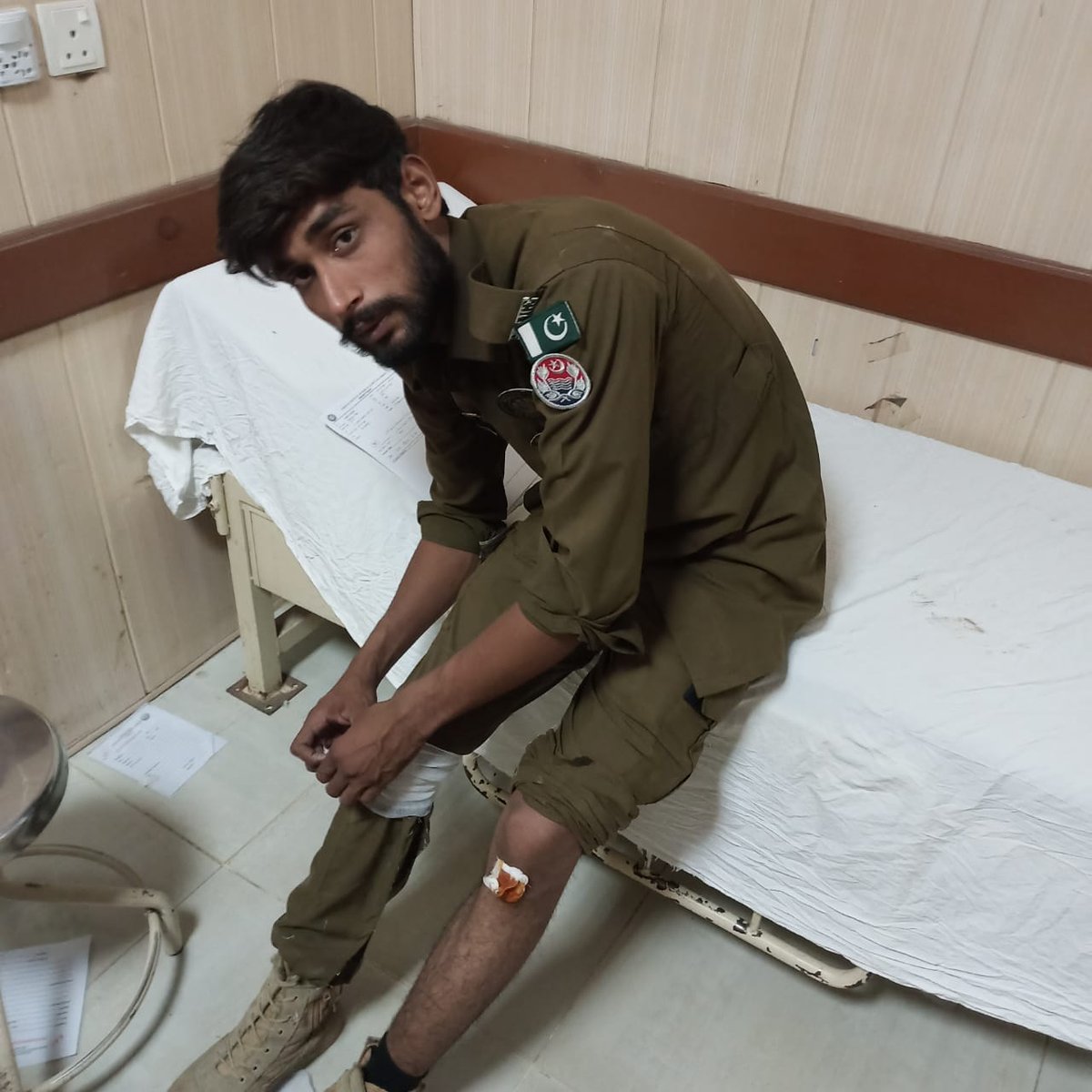 ICT_Police's tweet photo. مظاہرین کے پتھراؤ سے اسلام آباد پولیس کے 08، پاک رینجرز کے 07 جوان زخمی ہوئے۔آئی جی اسلام آباد نے زخمی ہونے والے جوانوں کے بہترین علاج معالجہ کی ہدایت کی۔افسران و جوانوں نے ریاست کی رٹ کو برقرار رکھنے میں اپنا بھرپور کردار ادا کیا۔ آئی جی اسلام آباد
2/2 https://t.co/hK72DNbkvw