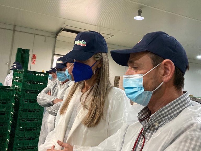 VeranoDominguez's tweet photo. Acompañada de mi amigo, compañero y magnífico alcalde de Villarrasa, Arturo Alpresa, parte de la corporación municipal y del diputado provincial del @pphuelva, @adritaillefert, visito las instalaciones de la empresa Agrasur, perteneciente al grupo Frutaria. https://t.co/s565ohNbRw
