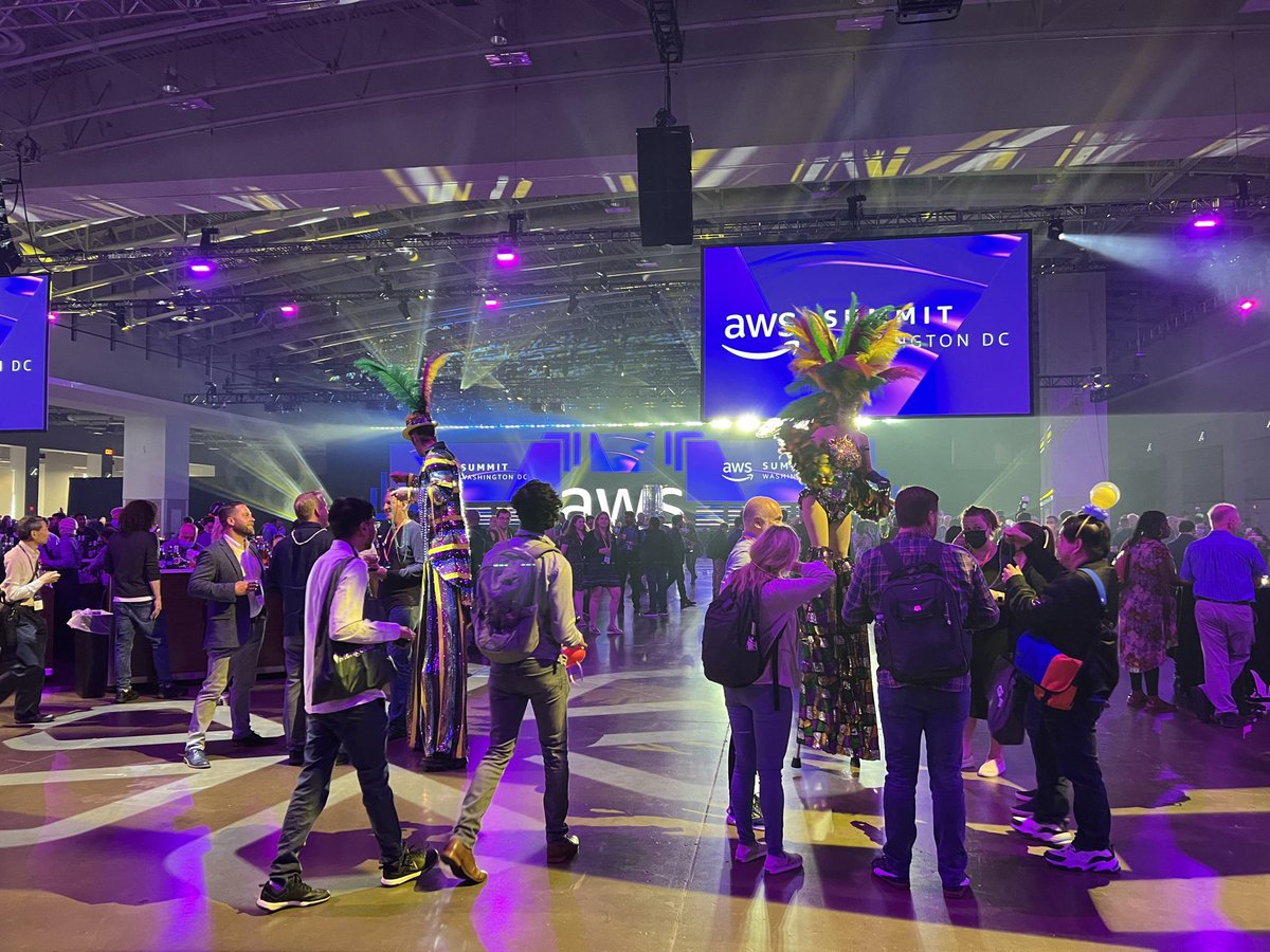 batmanppc's tweet photo. As expected, @awscloud throwing a great closing to DC #AWSSummit https://t.co/VgbCXS78Wd