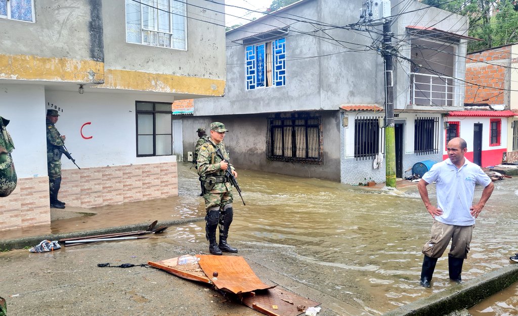 Ejercito_Div5's tweet photo. No somos ajenos a los estragos de la naturaleza, y nuestros soldados del #Biter8 continúan apoyando a la comunidad de Santa Rosa de Cabal #Risaralda, a recuperar las pertenencias que quedaron atrapadas en el agua.
#OctavaBrigada
#SoldadoEsServicioSocial https://t.co/rfTvgwwia2