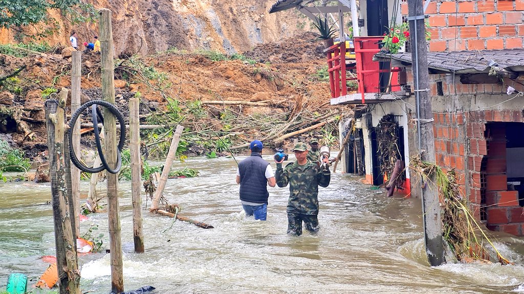 Ejercito_Div5's tweet photo. No somos ajenos a los estragos de la naturaleza, y nuestros soldados del #Biter8 continúan apoyando a la comunidad de Santa Rosa de Cabal #Risaralda, a recuperar las pertenencias que quedaron atrapadas en el agua.
#OctavaBrigada
#SoldadoEsServicioSocial https://t.co/rfTvgwwia2