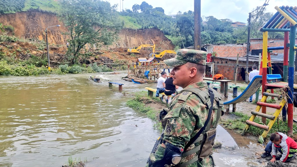 Ejercito_Div5's tweet photo. No somos ajenos a los estragos de la naturaleza, y nuestros soldados del #Biter8 continúan apoyando a la comunidad de Santa Rosa de Cabal #Risaralda, a recuperar las pertenencias que quedaron atrapadas en el agua.
#OctavaBrigada
#SoldadoEsServicioSocial https://t.co/rfTvgwwia2