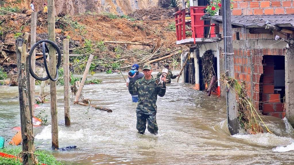 Ejercito_Div5's tweet photo. No somos ajenos a los estragos de la naturaleza, y nuestros soldados del #Biter8 continúan apoyando a la comunidad de Santa Rosa de Cabal #Risaralda, a recuperar las pertenencias que quedaron atrapadas en el agua.
#OctavaBrigada
#SoldadoEsServicioSocial https://t.co/rfTvgwwia2