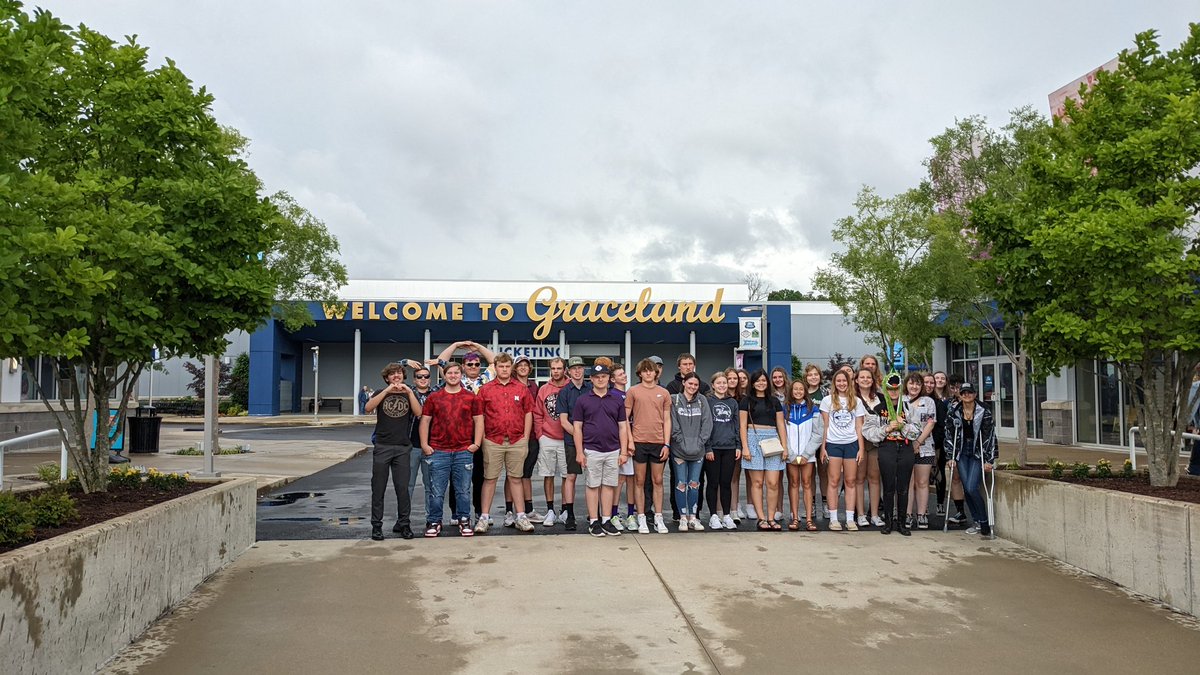 inspoonwetrust's tweet photo. We found Graceland! https://t.co/uzoTCVqYQG