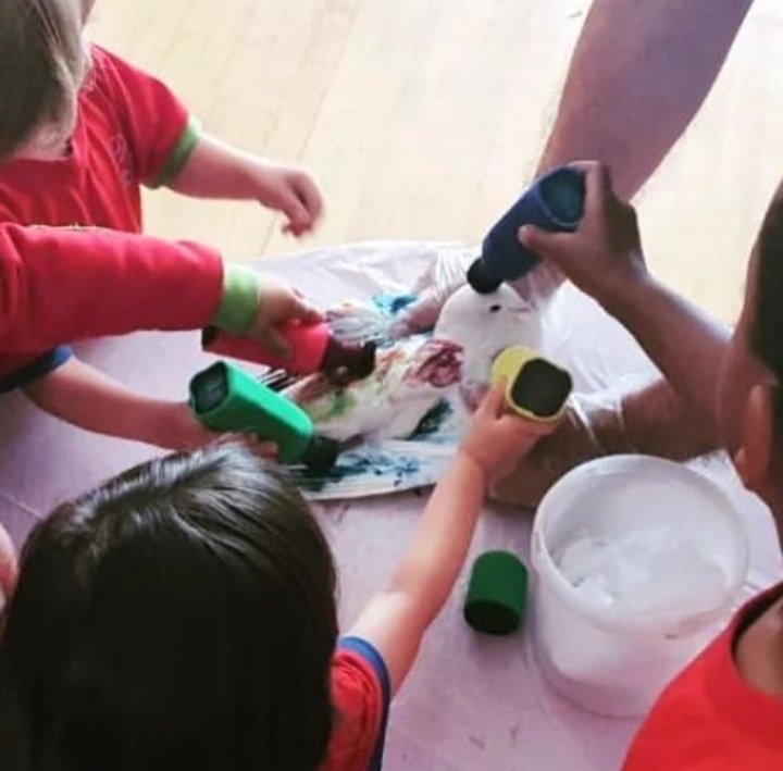 dailywithflower's tweet photo. En el colegio Trinitarias Alcázar de San Juan en Ciudad Real hoy se les ha ocurrido hacer esta "maravillosa" actividad y se han atrevido a categorizarla cómo educativa así que espero que estas imágenes rulen por aquí 🙏🏼🤬

#TrinitariasAlcazardeSanJuan #NoAlMaltratoAnimal https://t.co/tG7p3Eud79