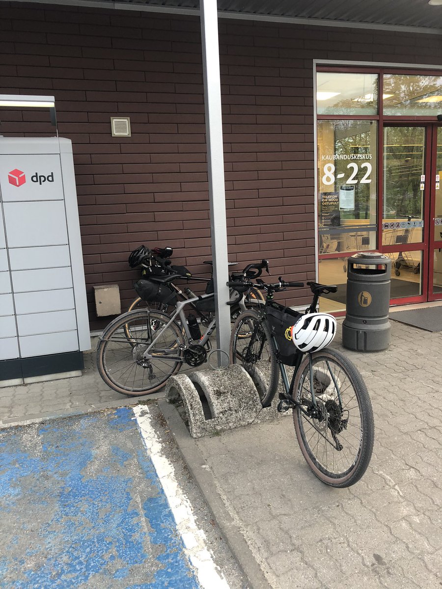 Samuheino's tweet photo. Tänään oli vähän hiekkaisemmat sorat, mut ei ollu autoja haittaamassa pyöräilyä. Eikä edes saatu vettä niskaan, vaikka sadetta oli luvattu.
#wng #wolfpacking #gravel #pyöräily https://t.co/tCzqaX0lqF