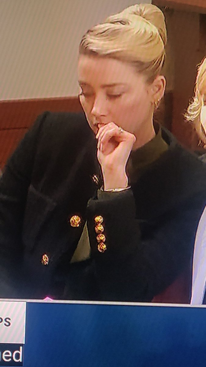 Hahahaha amber's crapping it now everyone knows she's edited/photoshopped her pictures. #DeppHeardTrial #JohnnyDeppAmberHeard #DeppVsHeard #JusticeForJohnnyDepp #AmberTurd