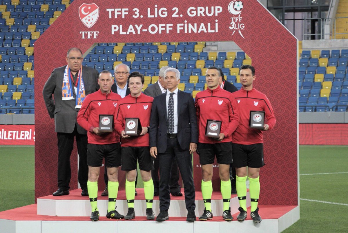 taskk_1980's tweet photo. #TFF 3. Lig 2. Grup Play-Off Finali'nde Alagöz Holding Iğdır Futbol Kulübü'nü 7-6 mağlup eden İskenderunspor A.Ş. TFF 2. Lig'e yükseldi.

İskenderunspor A.Ş.'ye Şampiyonluk 🏆 kupasını @taskk_1980 Gn Bşk ve @TFF_Org Bşk V. @AliDusmezz verdi. Tebrik eder,2.Lig'de başarılar dileriz https://t.co/Qv1QalTdOx