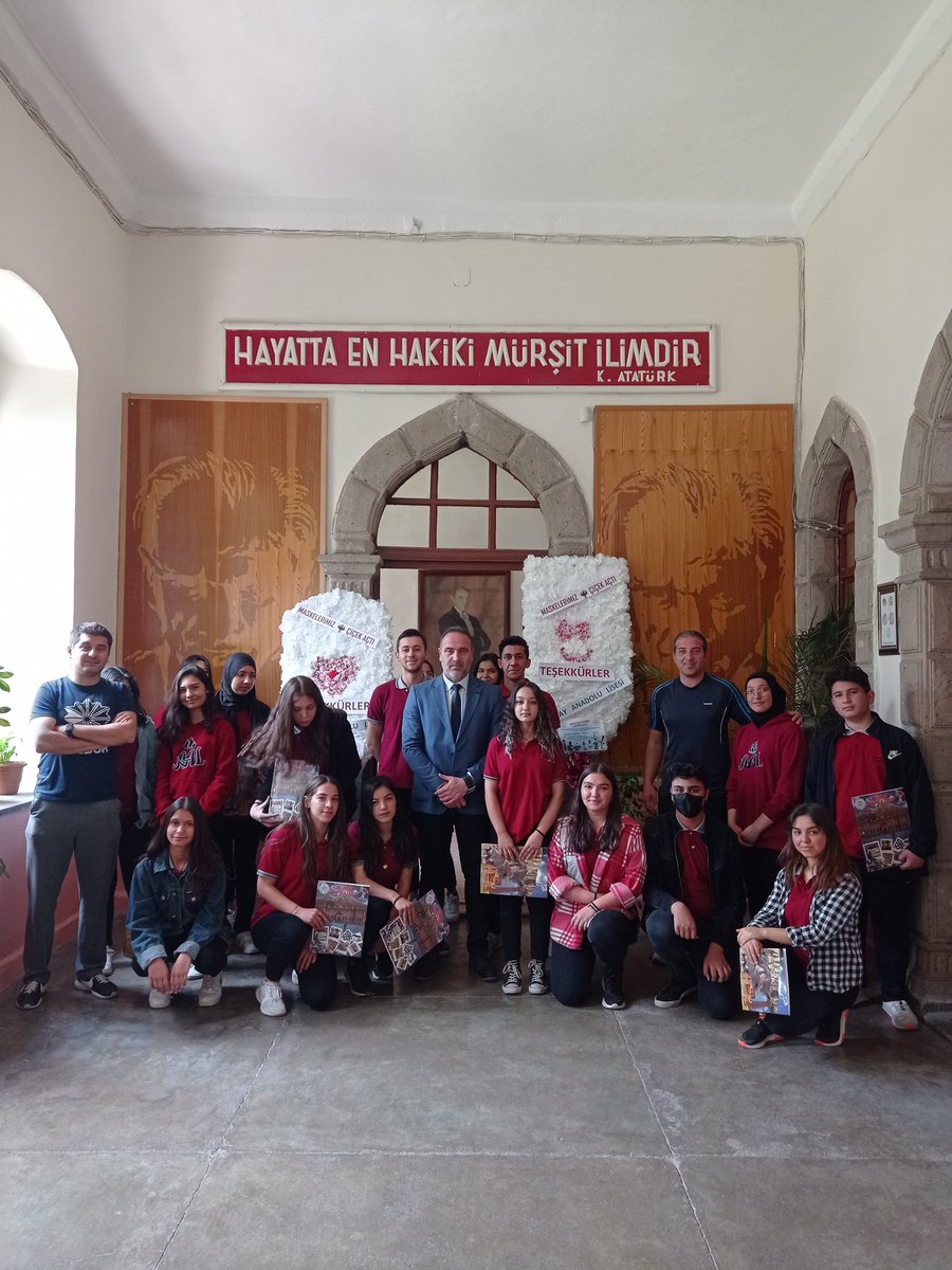 MuratTezel's tweet photo. #maskelerimizçiçekaçtı Maskelerimiz Çiçek açtı...Türkiye genelinde 60 a yakın il, 170 den fazla okul ,2000 den fazla öğrenci ile yürüttüğümüz, sağlık çalışanlarına teşekkür için hazırladığımız çelenklerimizi bugün eş zamanlı olarak sunduk.Teşekkürler beyaz önlüklü Kahramanlar... https://t.co/5CiXfCmSfY