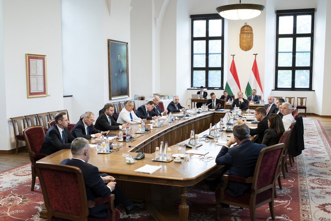 descifraguerra's tweet photo. 🇭🇺 Viktor Orbán anuncia las medidas:

•Creación de un fondo para mantener los precios de los servicios básicos

•Creación de un fondo para reforzar el ejército

•Estos fondos serán financiados por un impuesto a los beneficios de bancos y grandes multinacionales https://t.co/6VUUmskaQw