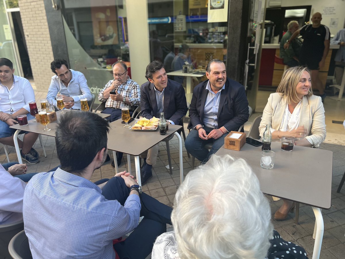 marifrangr's tweet photo. Termino el día con mis compañeros de @popularesgenil compartiendo los proyectos impulsados en la capital desde el Gobierno de @JuanMa_Moreno, como el centro de Salud Bola de Oro. Con Juanma Moreno #GranadaAvanza y seguirá siendo protagonista del crecimiento de #Andalucía https://t.co/7ERHUxHg59
