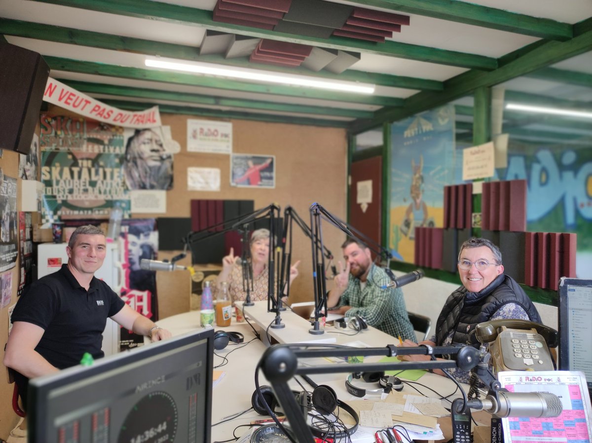 juliensueres's tweet photo. 🎙️ Aux côtés de la candidate Nathalie Manchado pour représenter le @PCF_82 dans le cadre de la @nupes82 #Circo8202 au micro de #Radiodoc
L'occasion de présenter le programme de la @NUPES_2022_ aux auditeurs du #TarnetGaronne 👇 https://t.co/5iynfGiwrj https://t.co/HoW1RRDqpN