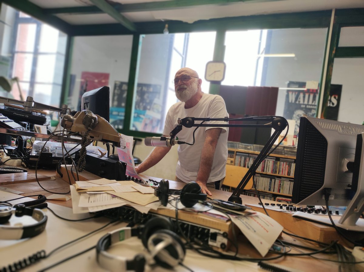 juliensueres's tweet photo. 🎙️ Aux côtés de la candidate Nathalie Manchado pour représenter le @PCF_82 dans le cadre de la @nupes82 #Circo8202 au micro de #Radiodoc
L'occasion de présenter le programme de la @NUPES_2022_ aux auditeurs du #TarnetGaronne 👇 https://t.co/5iynfGiwrj https://t.co/HoW1RRDqpN