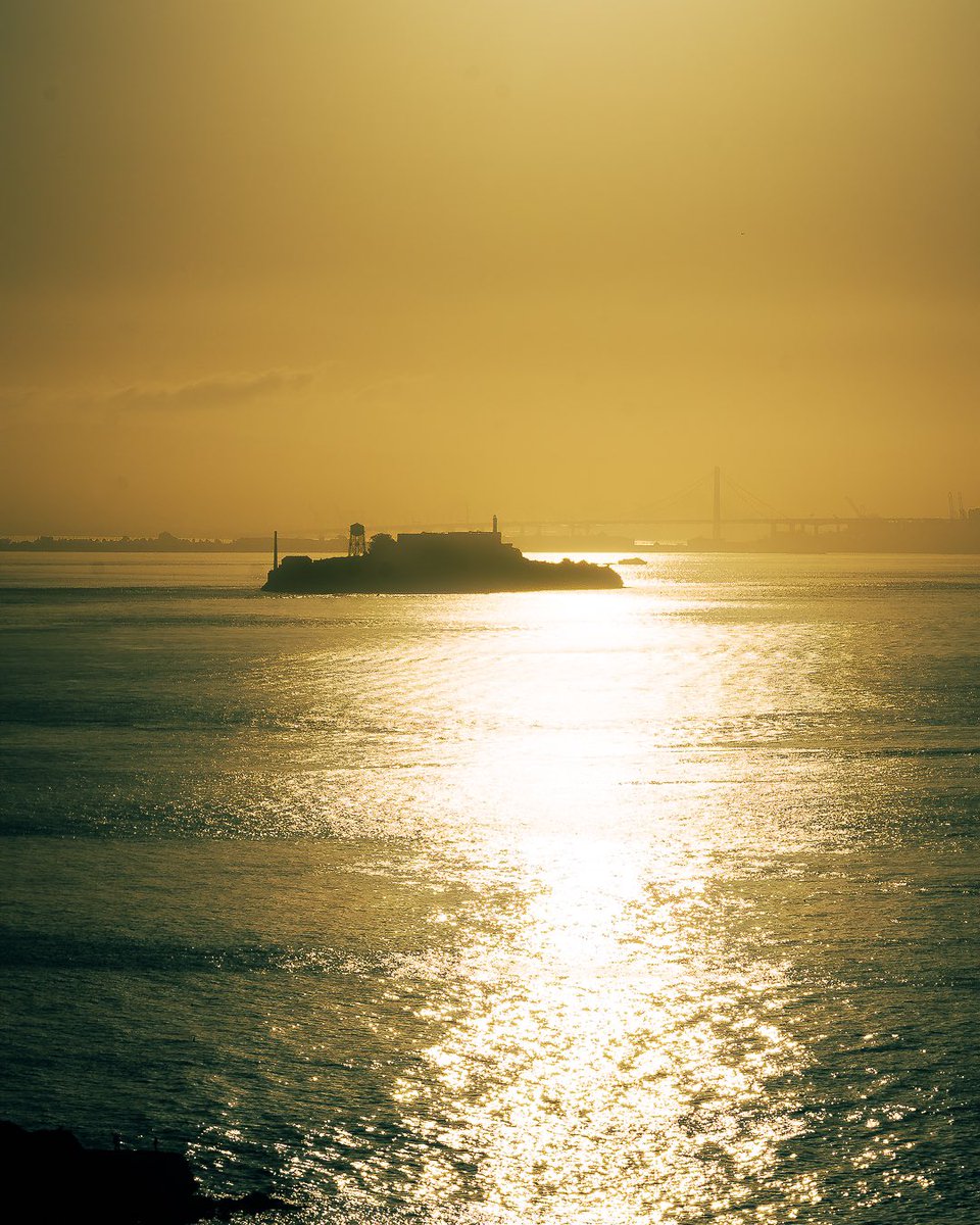 Morning sun over San Francisco Bay
#sanfrancisco #california #alcatraz #goldenglow