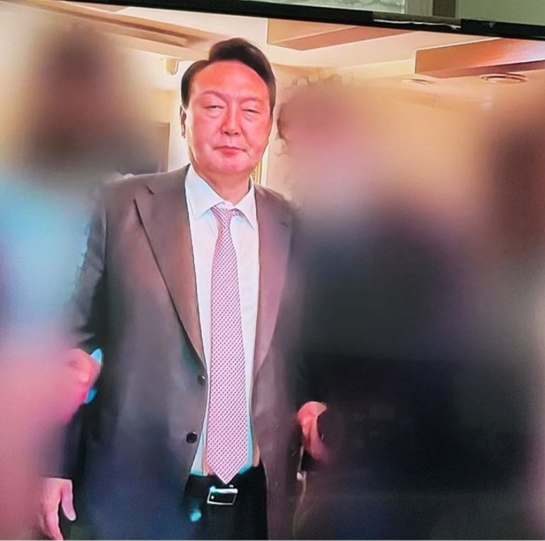 newsgongjang's tweet photo. 열린공감TV 단독... 술독에 빠진 대통령! "술통령" https://t.co/YpCLvACtGi