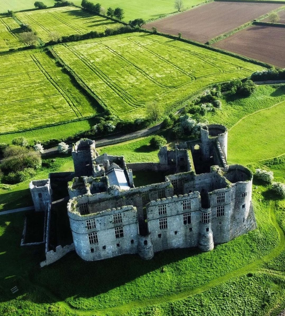 Breathtaking aerial capture of Carew Castle by welsh.walks 🤩

#tenby #wales #cymru #uk #visitwales #welsh #england #southwales  #discovercymru #travel #adventure #discoverwales #pembrokeshire #carew #castleruins #castle #castles_oftheworld #castlesofinstagram #aerialphotography