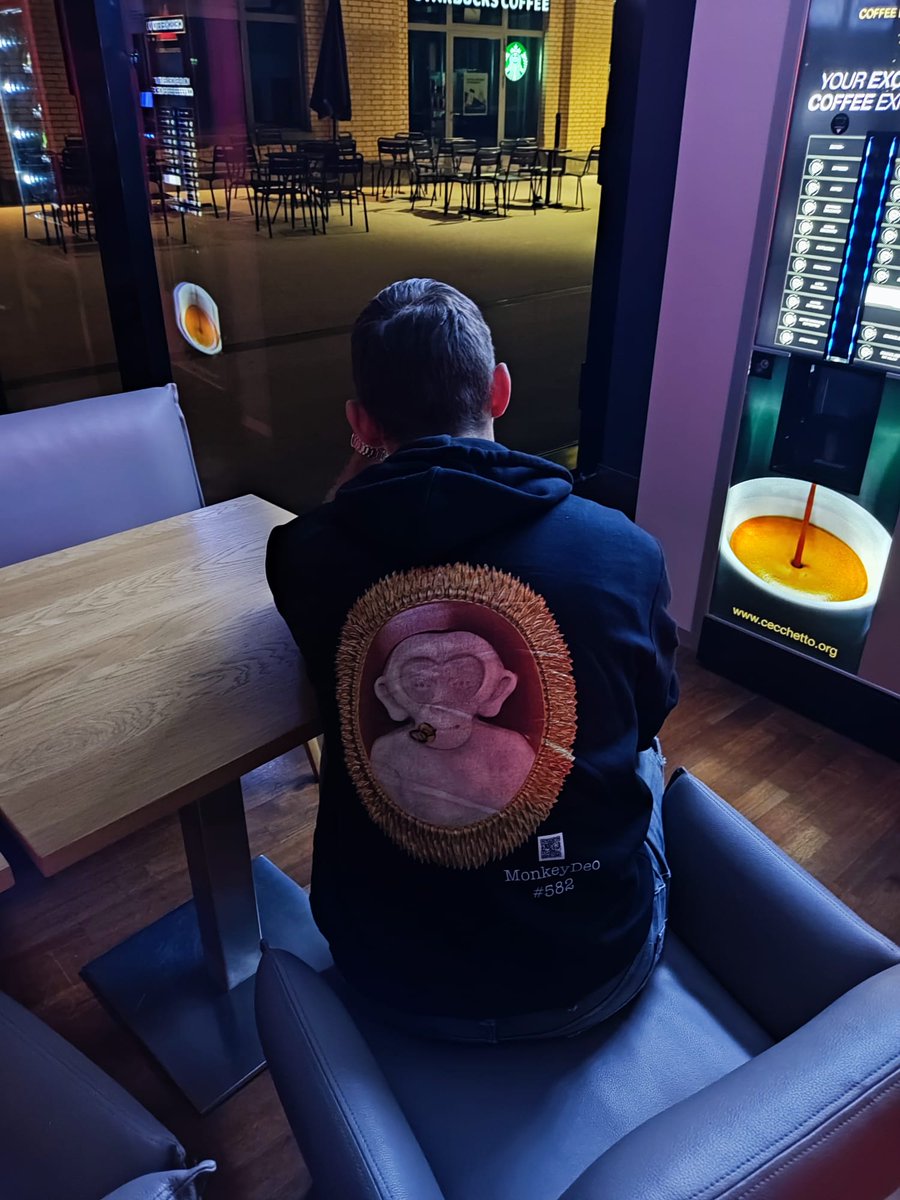Kaiserlich87's tweet photo. after a long day looking for a good place to stay for the #cameogang, the #monkeydeo is a little desperate 🙈 what do you think of the first #impressions 😱 #NFTCommmunity https://t.co/A2AyviERaL