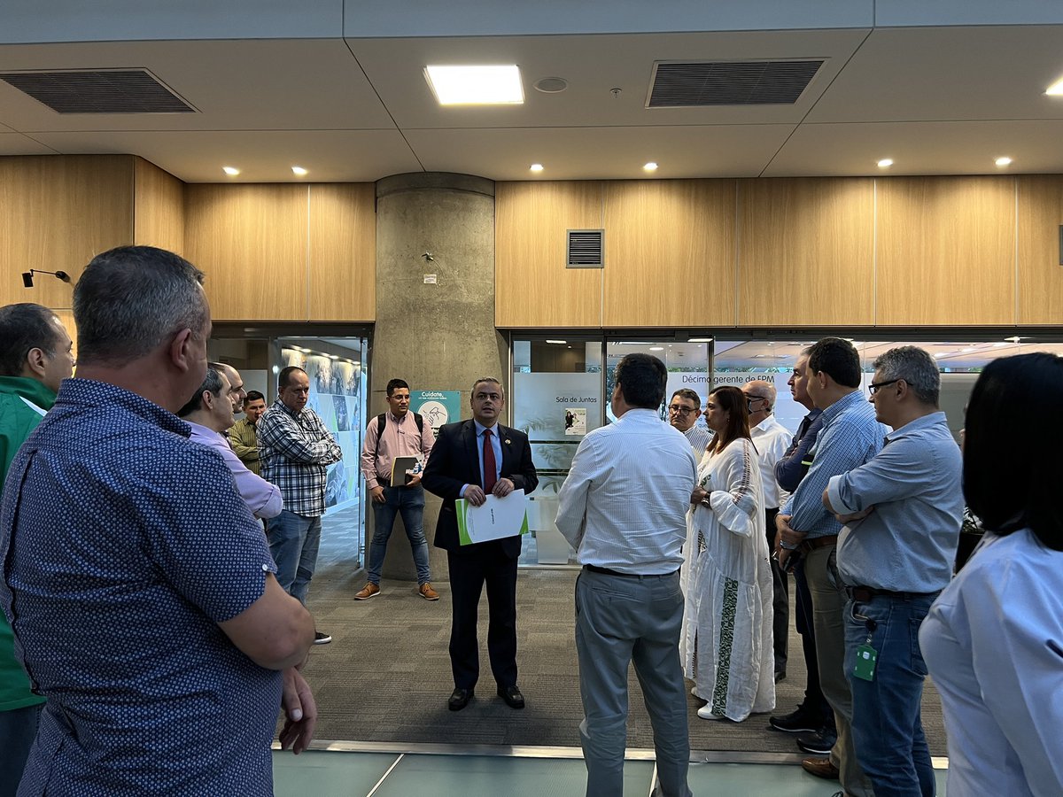 SinproColombia's tweet photo. El ADN institucional define a @EPMestamosahi. Varios trabajadores tuvieron la iniciativa de mostrar la cara amable de la empresa al alcalde encargado de Medellín @Juancamilorpog a la salida de la sesión  de Junta Directiva de hoy. https://t.co/nyAI5xjL4Q
