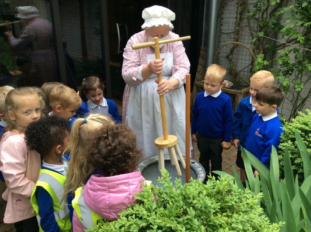 AcademyRaleigh's tweet photo. #Reception had an amazing day becoming #historians at the @AncientHouseMus ! The children had a lot of fun learning about the past through a range of activities. They were #engaged and #curious. At Raleigh we love #makinglearningmemorable @EMAT_Edu https://t.co/zx9AHizsMG